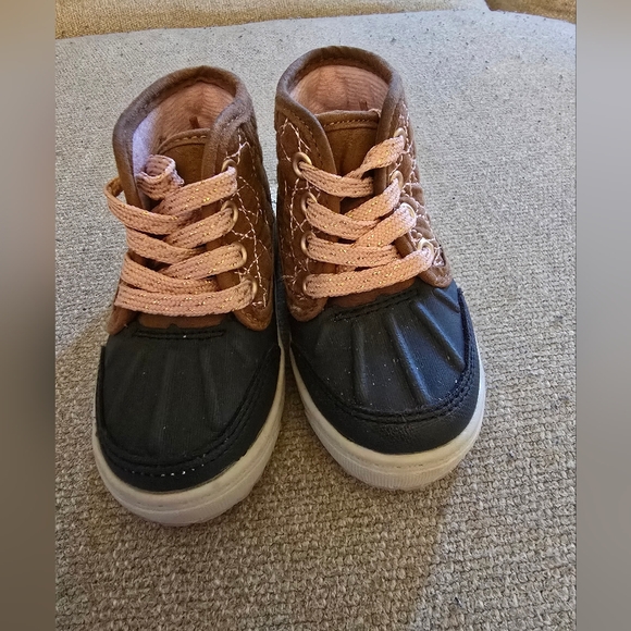* Oshkosh B'gosh duck shoes, great condition, size 5,see picture for condition - Picture 1 of 5